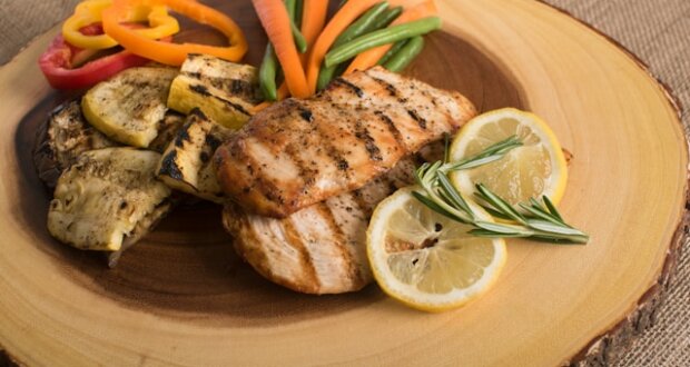 Gesund grillen geht mit weniger Fett bei mind. gleichem Genuss. Leckere Hühnchenbrust ist ein gutes Beispiel auf dem Grillteller.