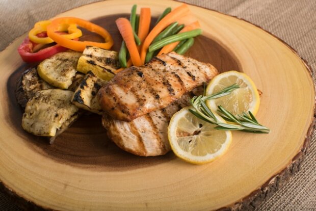 Gesund grillen geht mit weniger Fett bei mind. gleichem Genuss. Leckere Hühnchenbrust ist ein gutes Beispiel auf dem Grillteller.